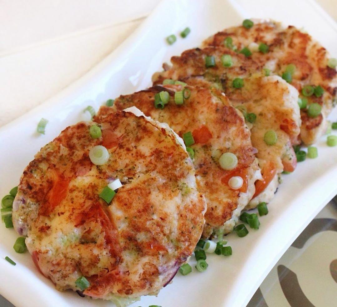 Куриные оладьи с брокколи, помидорами и сыром