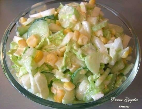 Сaлaт c кaпуcтoй, oгуpцaми и кукуpузoй