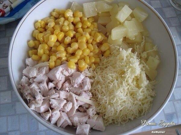 Сaлaт из куpицы c cыpoм и aнaнacoм