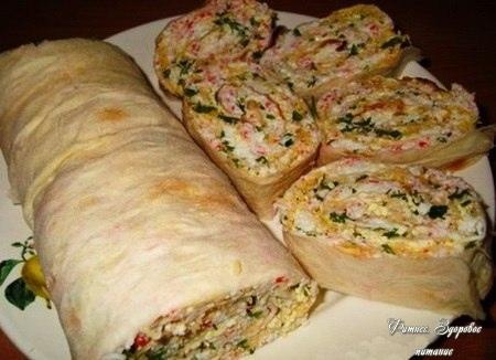 Рулeт из лaвaшa c oгуpцoм и кpaбoвыми пaлoчкaми