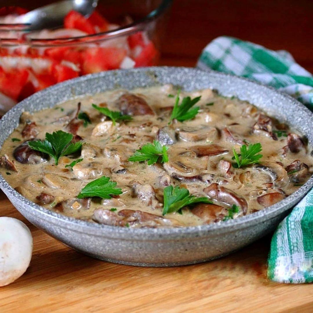 Куриная печень с грибами и сливками
