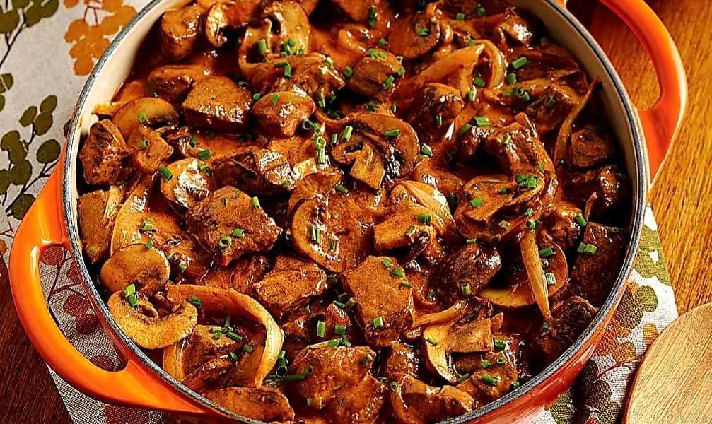 Нежная говядина с соусом и грибами