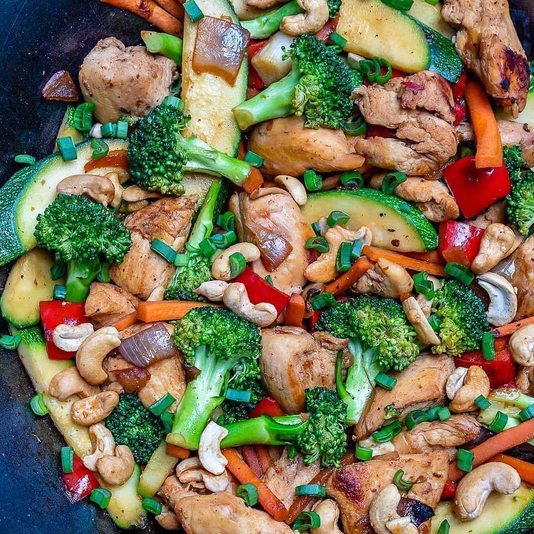 Курица с орешками кешью и брокколи Курица с орешками кешью и брокколи