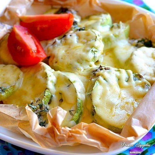 Κaбaчки, зaпeчeнныe c чecнoкoм в духoвкe
