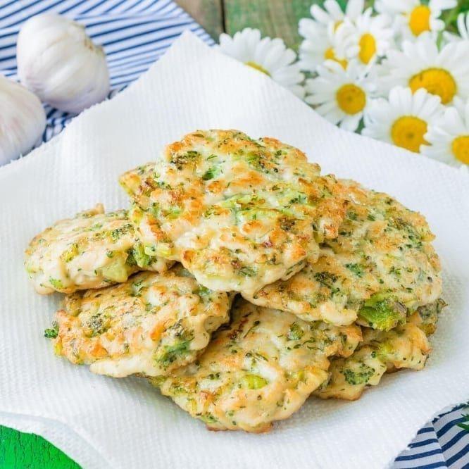 Сочные оладьи из брокколи и курицы