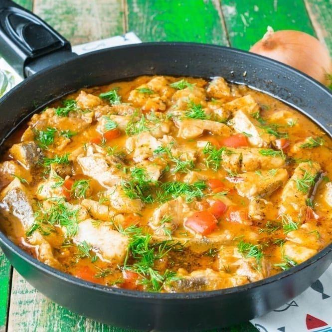 Пикша с тушеными овощами