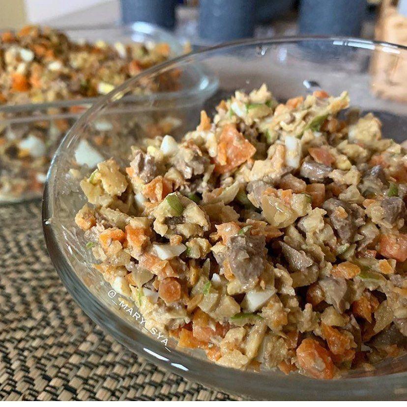 Салат с куриной печенью