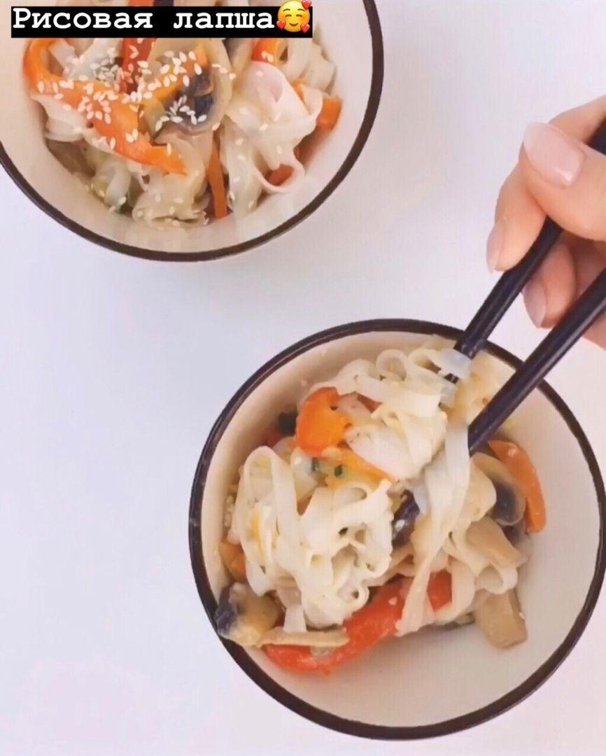 Рисовая лапша с грибами и овощами