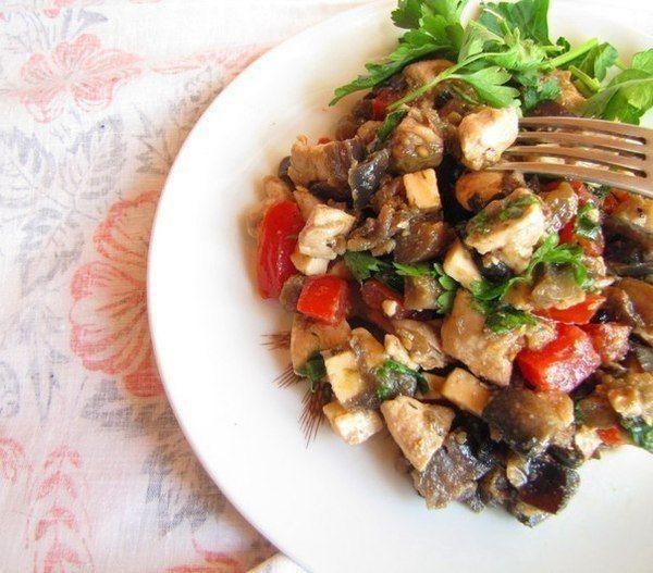 Салат из куриной грудки и баклажанов