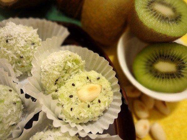 Безудержно вкусные сладкие шарики с киви и орехами