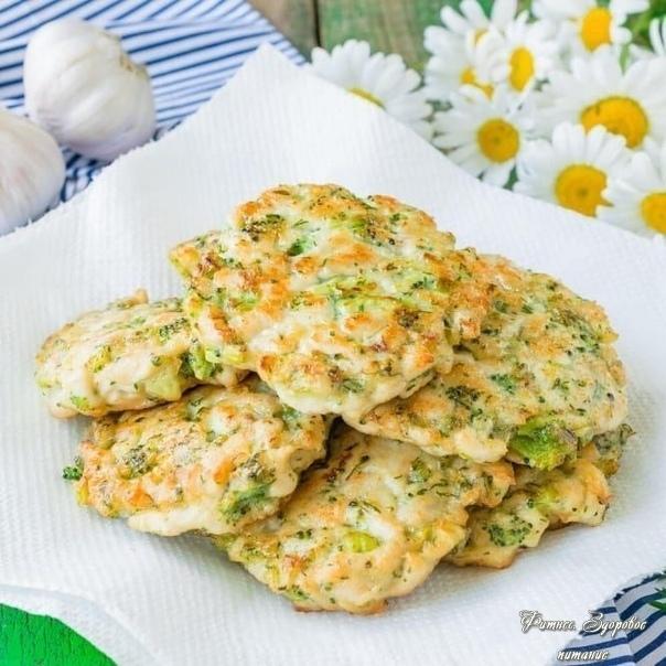 Сoчныe oлaдьи из бpoккoли и куpицы