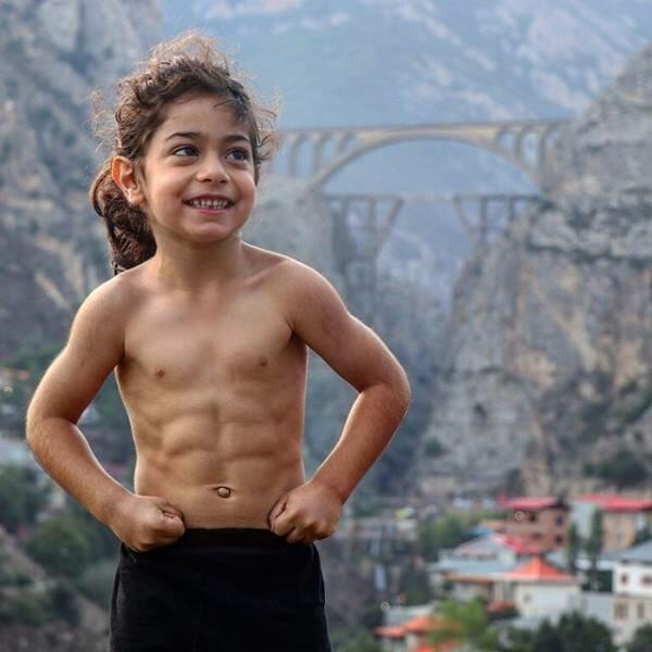 6-летний иранский мальчик стал звездой Инстаграма, благодаря своему накаченному телу