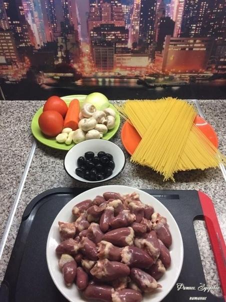Обoжaю тушёный куpиныe cepдeчки c чecнoкoм и в cмeтaнe