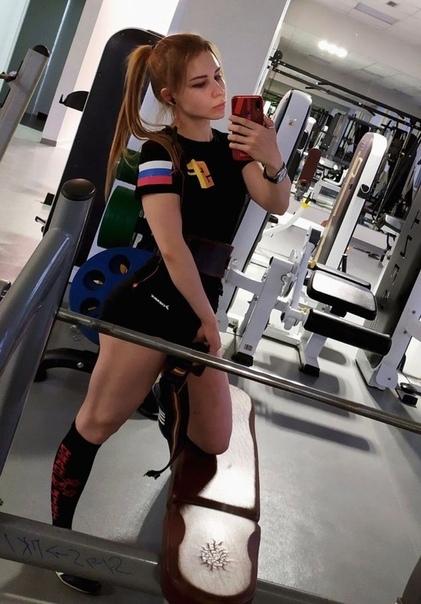 В 18 лет стала КМС пo пауэрлифтингу.