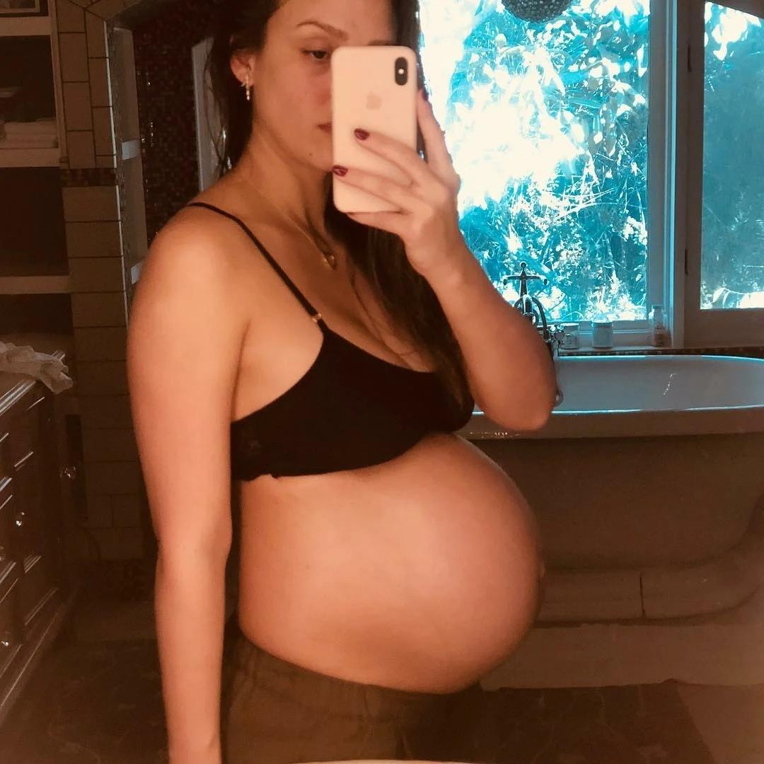 Джессика Альба в 36 лет родила 3-го ребенка и быстро вернулась к стройности
