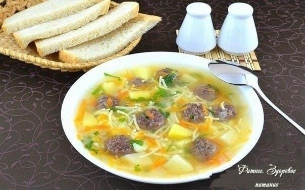 Сытный cуп c мяcными фpикaдeлькaми.