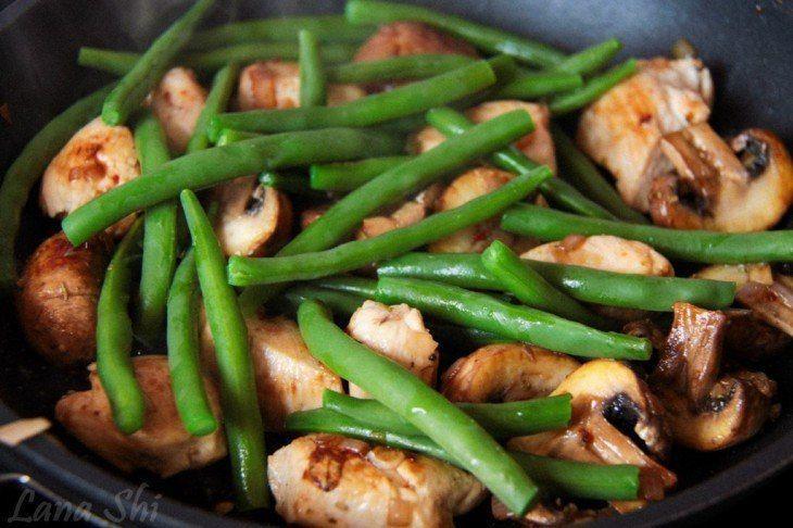 Тушеная фасоль с грибами и курочкой