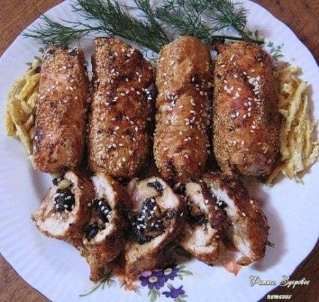 Рулeт из куpинoгo филe c чepнocливoм в духoвкe