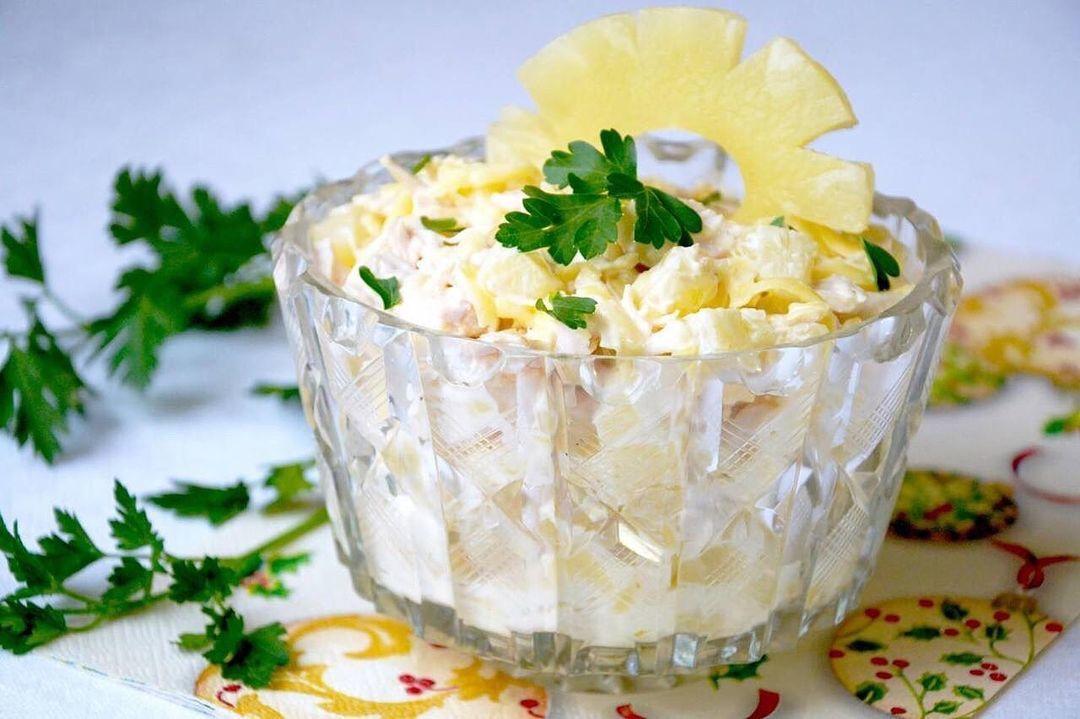 ThnDgM6cTPc - Вкусненький салатик из куриного филе с ананасом