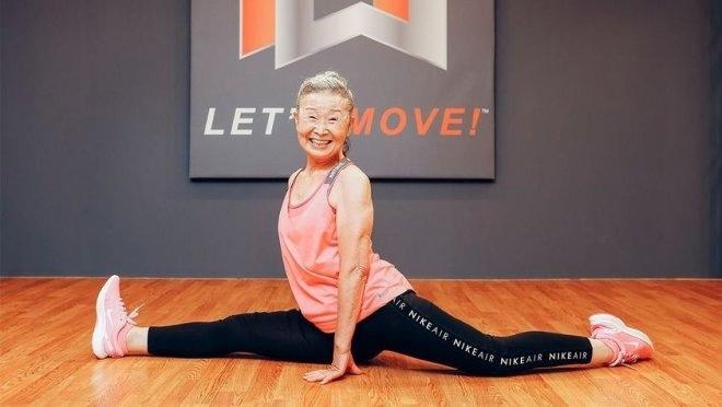 yY8nAmNMjRk - 90-летняя Такисима Мика не только ежедневно занимается фитнесом, но и фактически работает инструктором по фитнесу в тренажерном зале