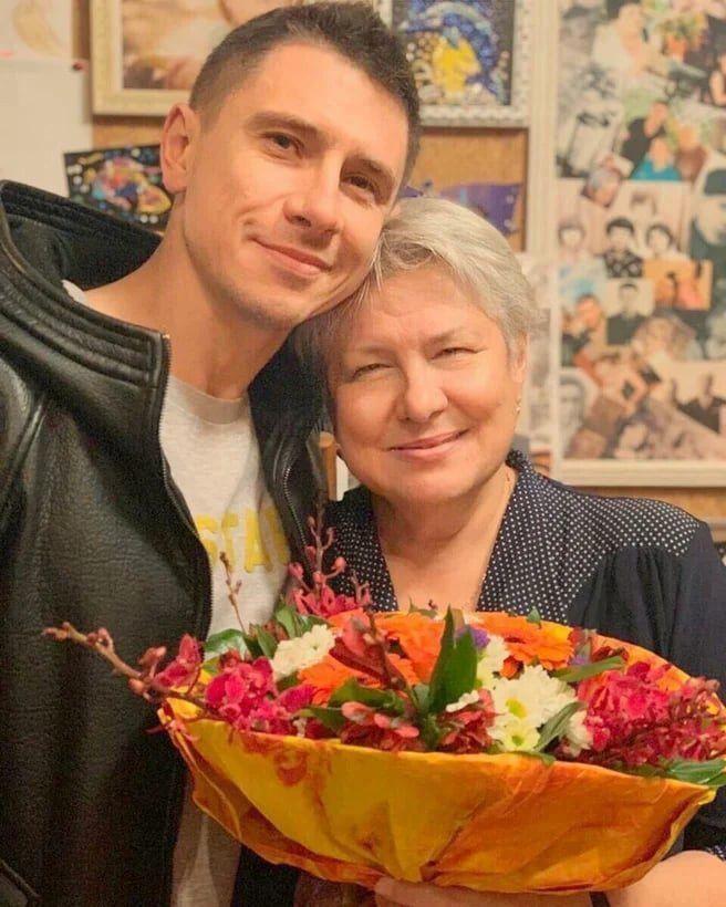 rks9NGV4MAs - Знаменитости со своими мамами.