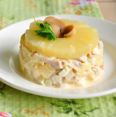 NQNSb6bEnJI - Салат с курицей, шампиньонами и ананасом