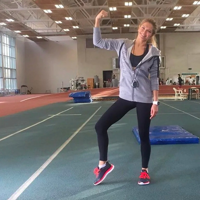 GC2WEKmqNh8 - 40-летняя Вера Брежнева поддерживает отличные формы!