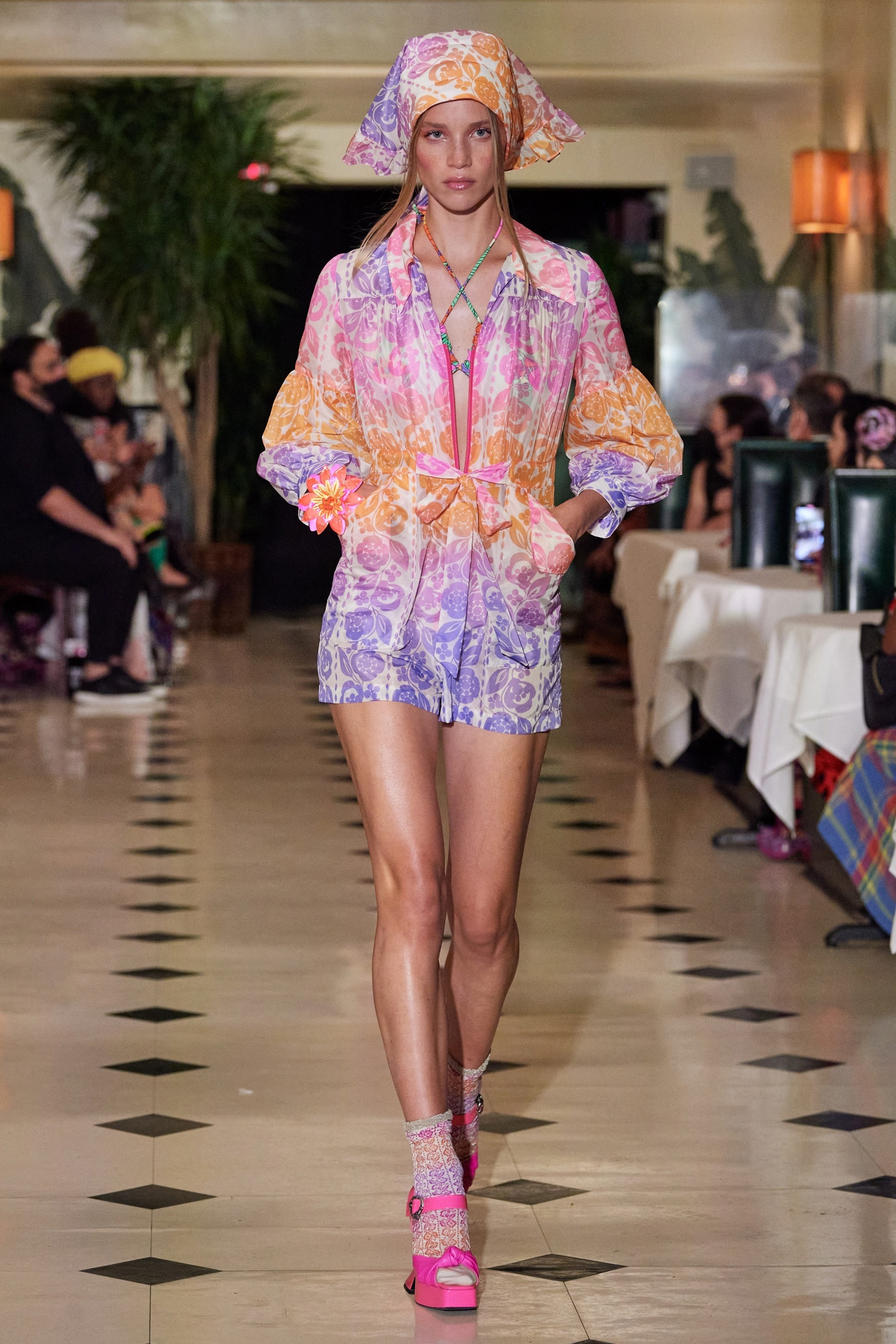 kf06ZUhBHtiMd6ajai31FRcJuMmuz2kxAC7rV8omif4hjnEDW7Nf2 tYZfIWZgPG 4qLAgeEq1soheoMbg65mMdC - Коллекция Anna Sui Ready-To-Wear Весна-Лето 2022
