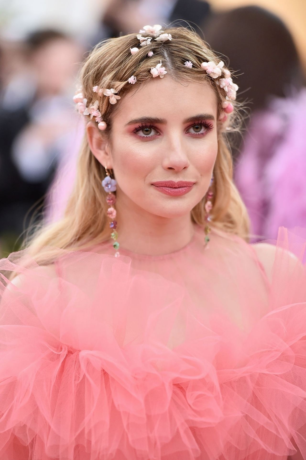 HPx20ZU2RnQg4nGiJjGPPTx0yJuugzsMurJC3d2y krDkT76tO78zRP1lsUDmiT05NIcFbIC5KYMdnaAxpmQggVi - Эмма Робертс (Emma Roberts) на ежегодном балу Института костюма Met Gala 2019
