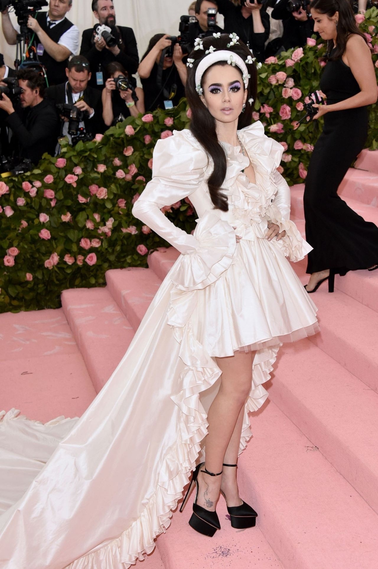 PHZsP4ZuoVdKuIVXjJxUvP38jfDr4yMajOt5aOOEvyDzTg5gFPBZIxJVxQJ5nktoQQLgsvgCM8z7kszpfAqoyMX8 - Лили Коллинз (Lily Collins) на ежегодном балу Института костюма Met Gala 2019