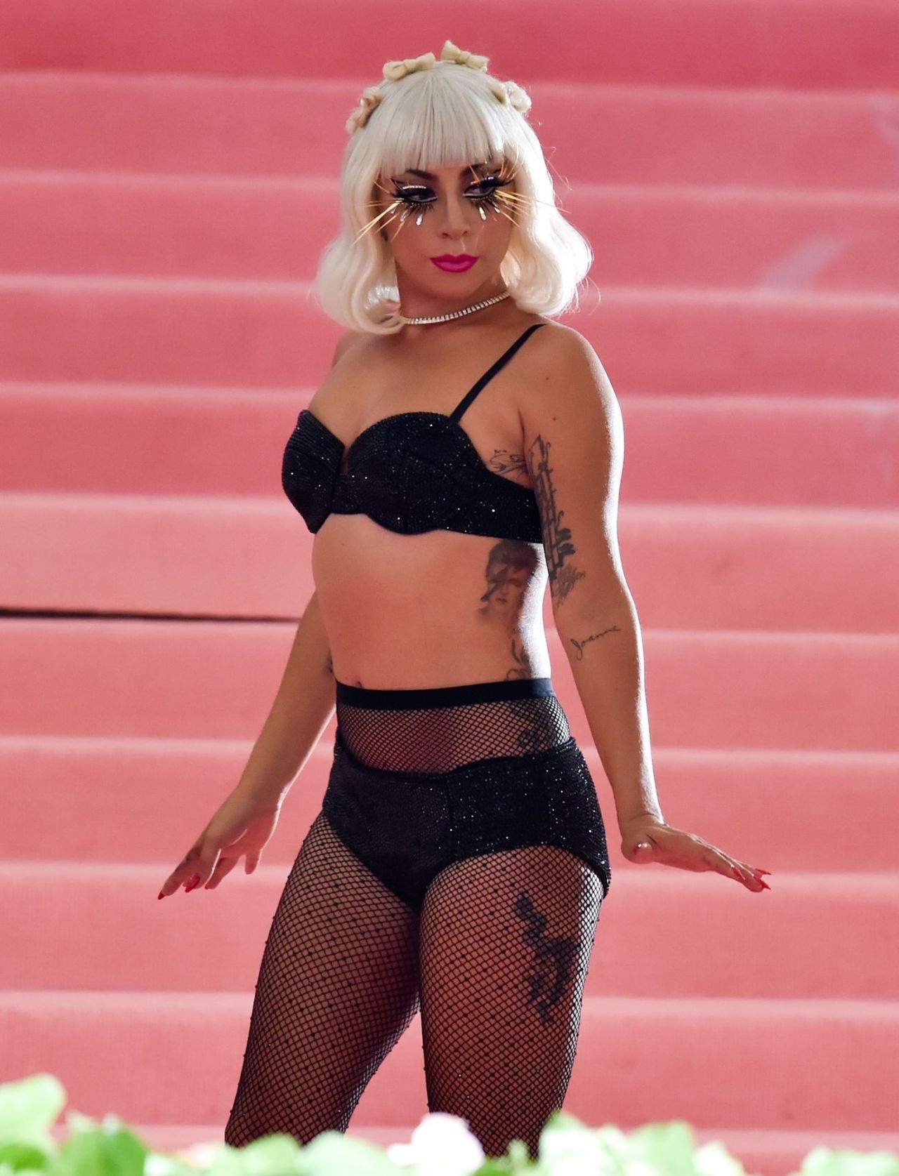 gunRYVUVAv5YKeC LhUCe5OnEqzlQMpo2KHHVfDYgbzAub7wTCw1psCTmyIrGPMnxFzfYUbRrbwM2dGJpZ3HebiO - Леди Гага (Lady Gaga) на ежегодном балу Института костюма Met Gala 2019