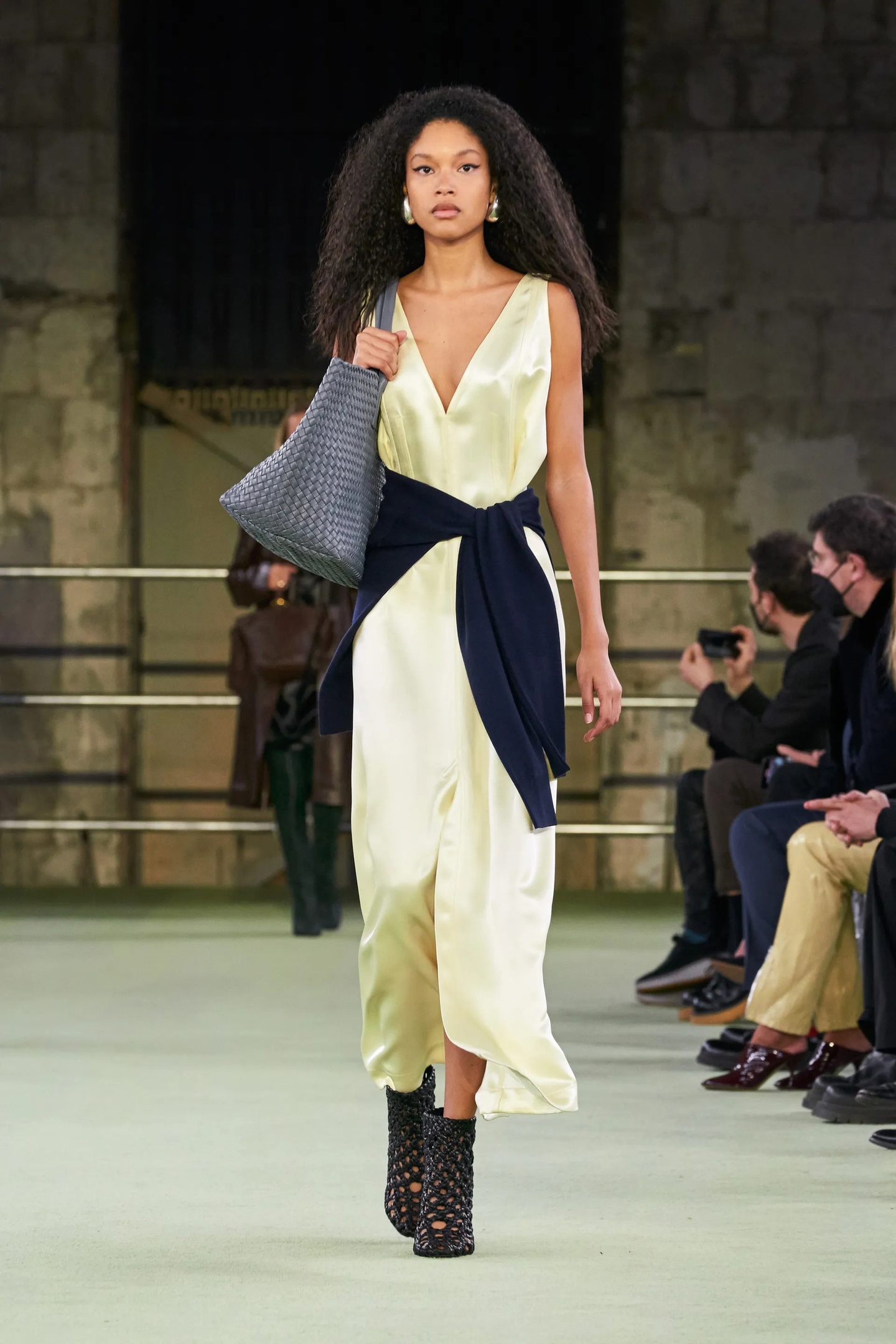 nxREQurw3YySH4nb80ZH6h0W5dAeMknt0M8DVdwfdxnyMfWnr0VPs4yCRhiQFjJbpC7ZMmTjm8nlOF FofGHqOjp - Коллекция Bottega Veneta Ready-To-Wear Осень-Зима 2022/2023