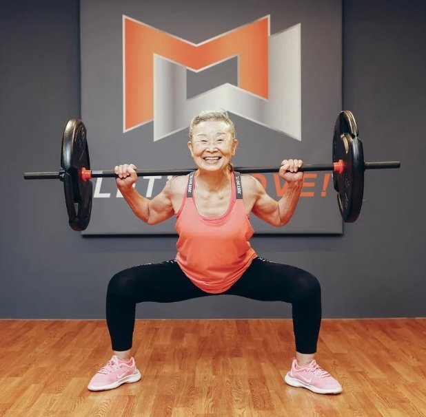 90-летняя Такисима Мика не только ежедневно занимается фитнесом, но и фактически работает инструктором по фитнесу в тренажерном зале