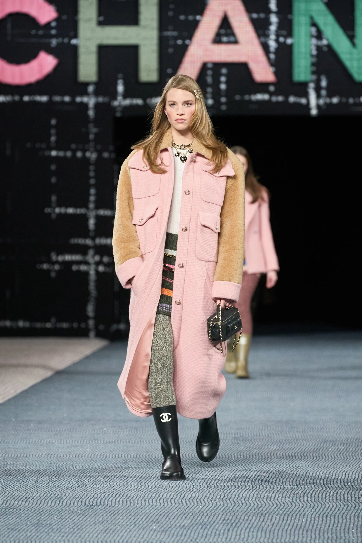 5Jx5tvztxLsIkML 6i6Q0bEMFmhGJsAhSKPcq0rws bLbGyTJY9syoVol0DUKFBI5SKoeRIaWb9yRWUVeE2iR7CM - Коллекция Chanel Ready-To-Wear Осень-Зима 2022/2023
