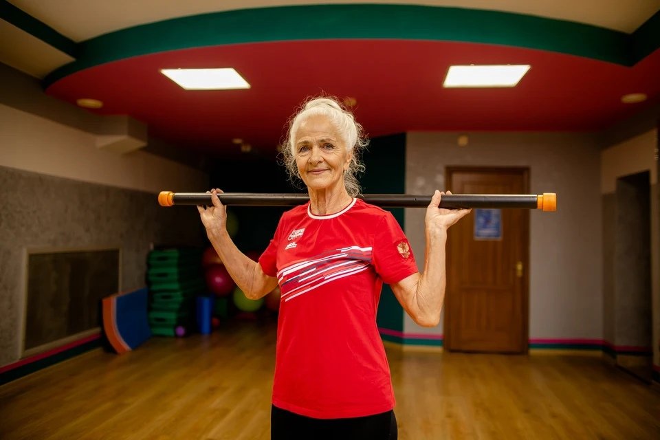 Бабушка шести внуков из Челябинска открыла фитнес-клуб и удивляет всех спортивной фигурой.