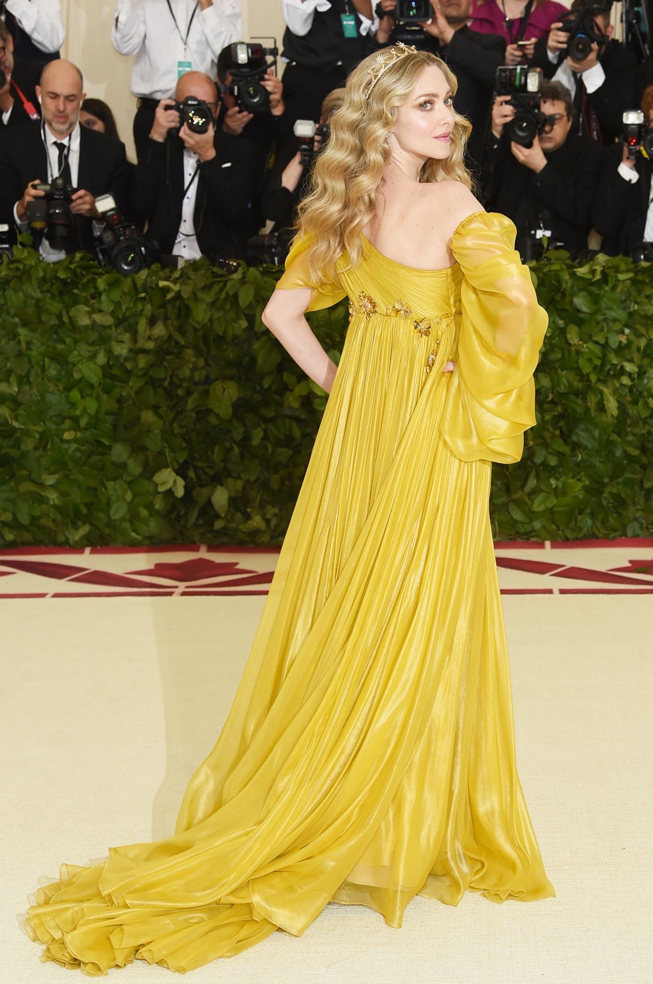 xTfYyUvN67YthTytAgvHkV27b1SVWKLE uouUIfvZZevho6IjP pikQsdqXRzARm3FUVyGTzDBjMY7hLGWxHGbe - Аманда Сайфред (Amanda Seyfried) на ежегодном балу Института костюма Met Gala 2018