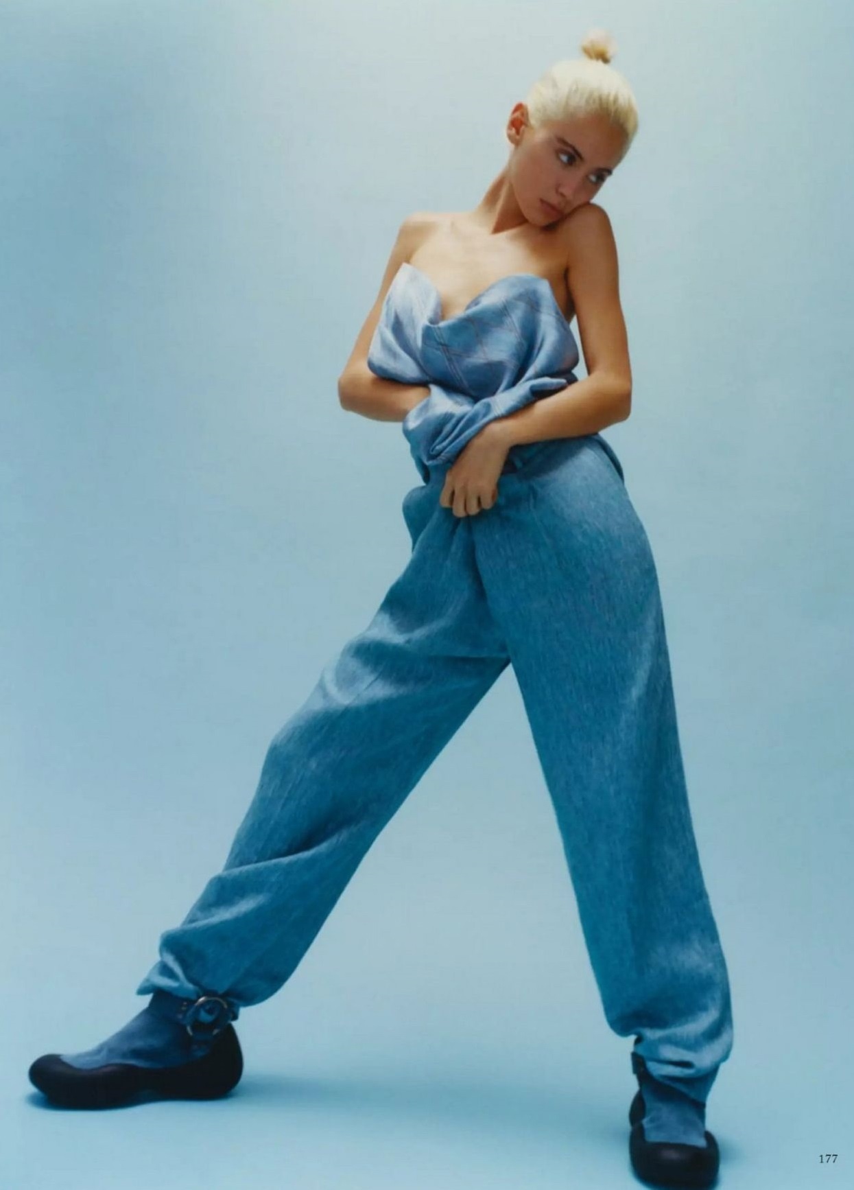 AS zhXeAdXw - Айрис Лоу (Iris Law) в фотосессии для журнала Vogue France (2023)