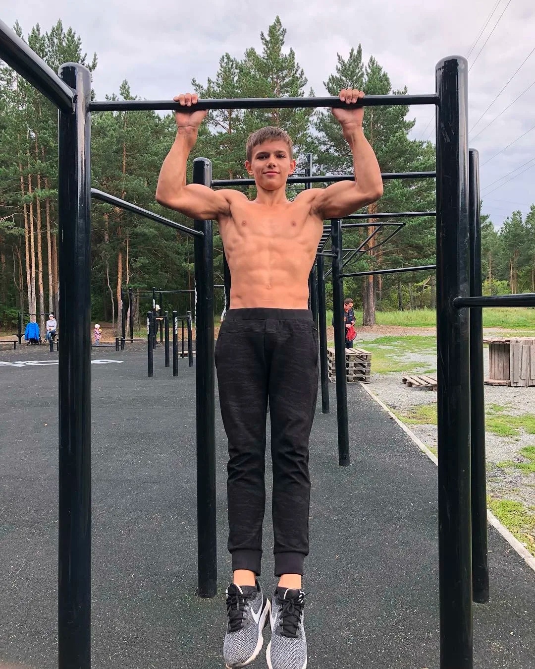 AYSDDsjV40w - Андрей Абдуллин — 17-летний гимнаст из Челябинска, который с детства на спорте, вот это правильное поколение растет