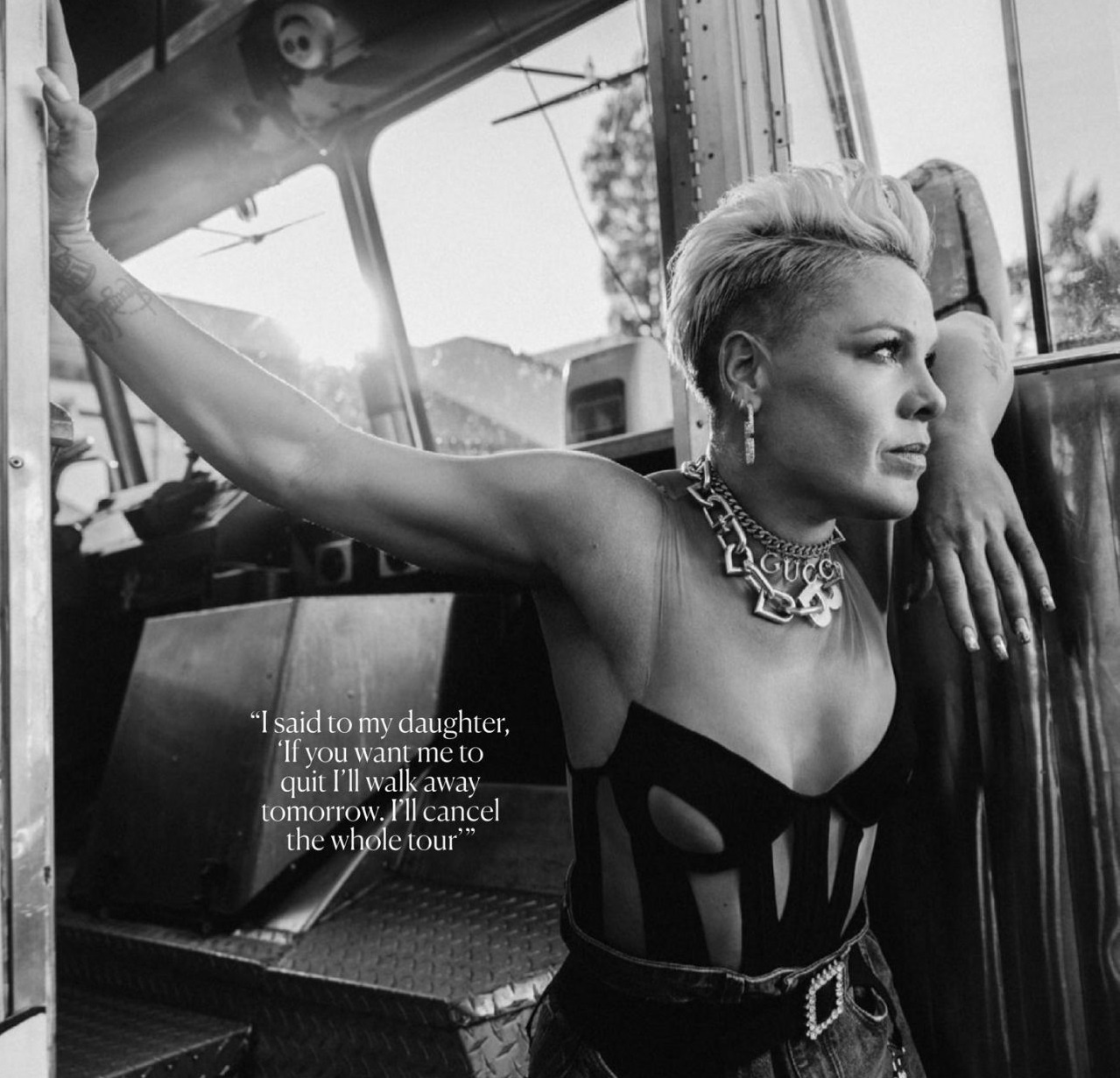 YGBuUP6bS6s - Пинк (Pink) в фотосессии для журнала Marie Claire Australia (2023)