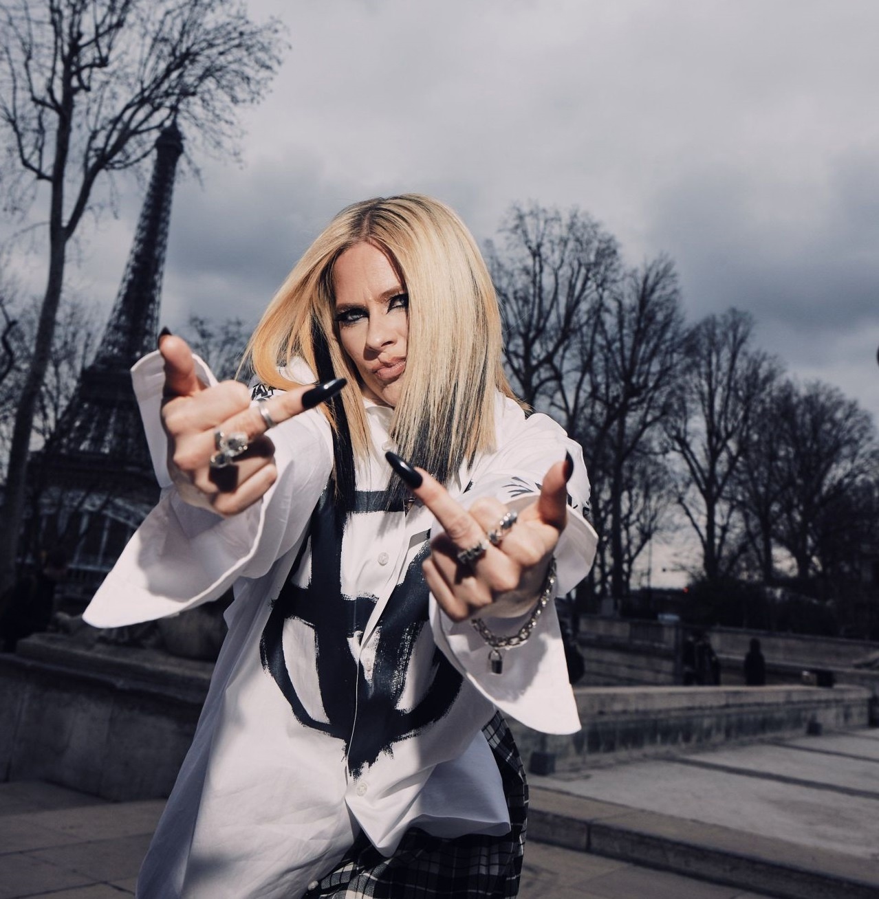 mljpPxv55Zk - Аврил Лавин (Avril Lavigne) в фотосессии для журнала PAPER (2023)