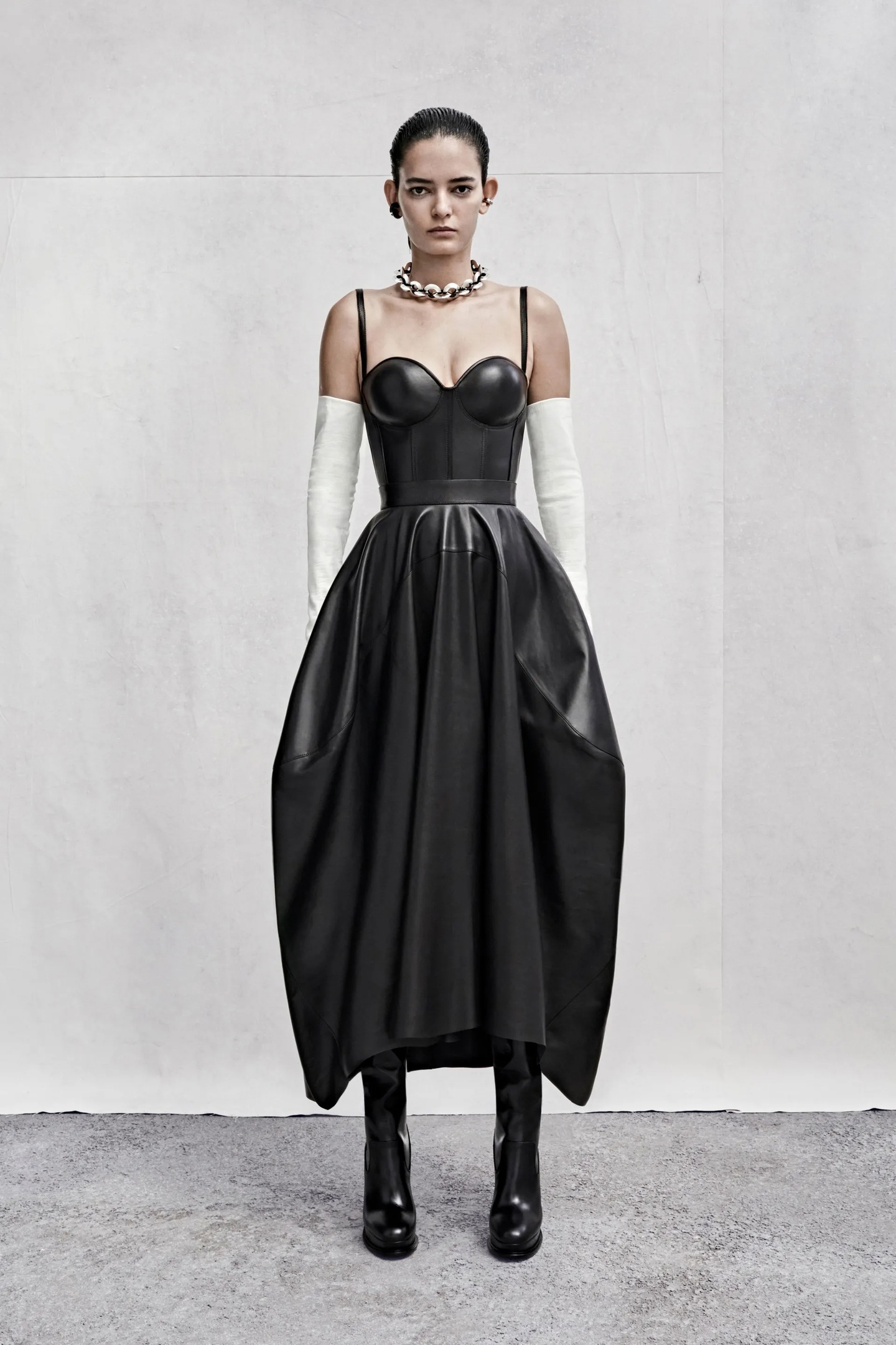 7 QKKdx0uRk 1 - Коллекция Alexander McQueen Resort Весна-Лето 2023
