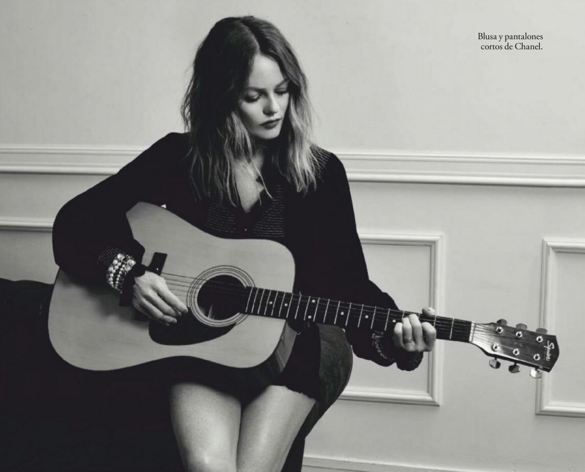 9w1BmiCeOcY - Ванесса Паради (Vanessa Paradis) в фотосессии для журнала ELLE Spain (2020)