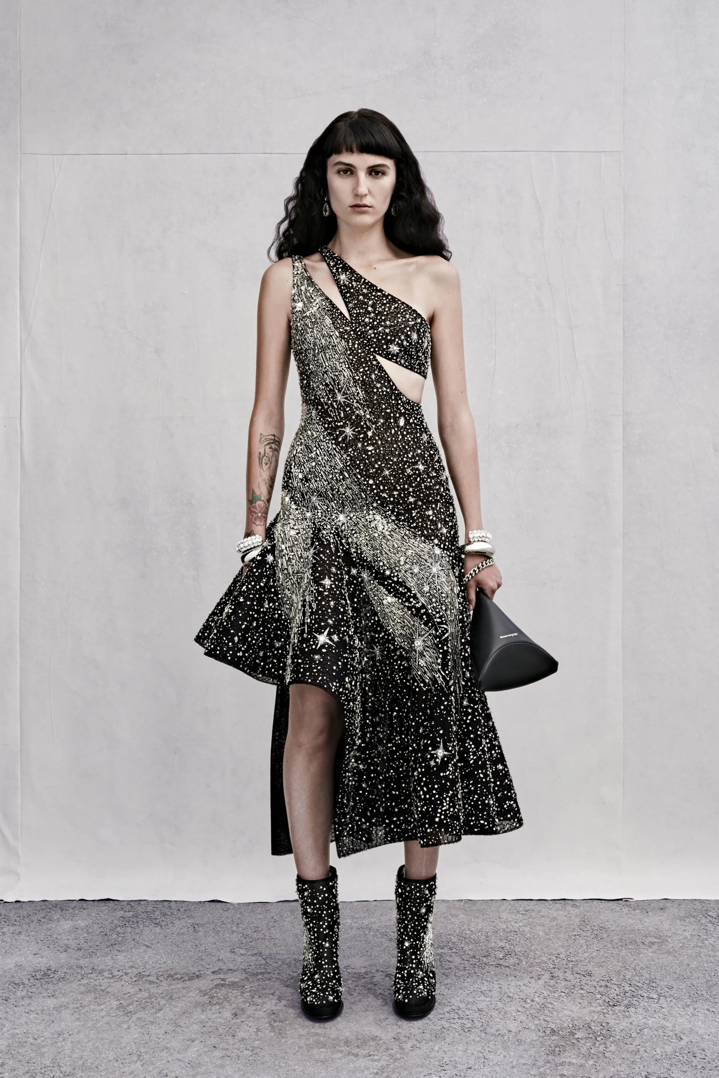 TB76Rhkrkxk - Коллекция Alexander McQueen Resort Весна-Лето 2023