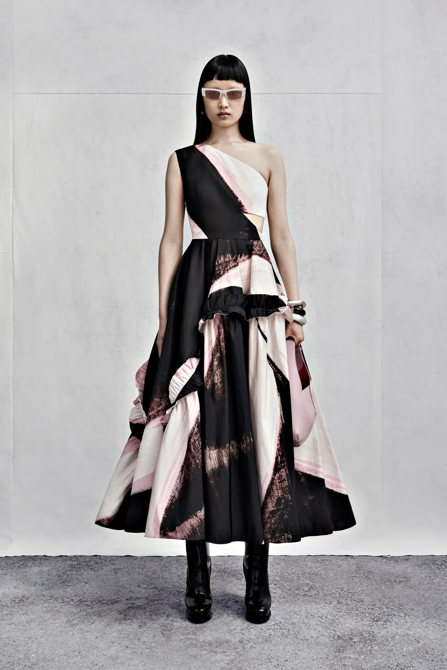 gCCKOER0S9w - Коллекция Alexander McQueen Resort Весна-Лето 2023