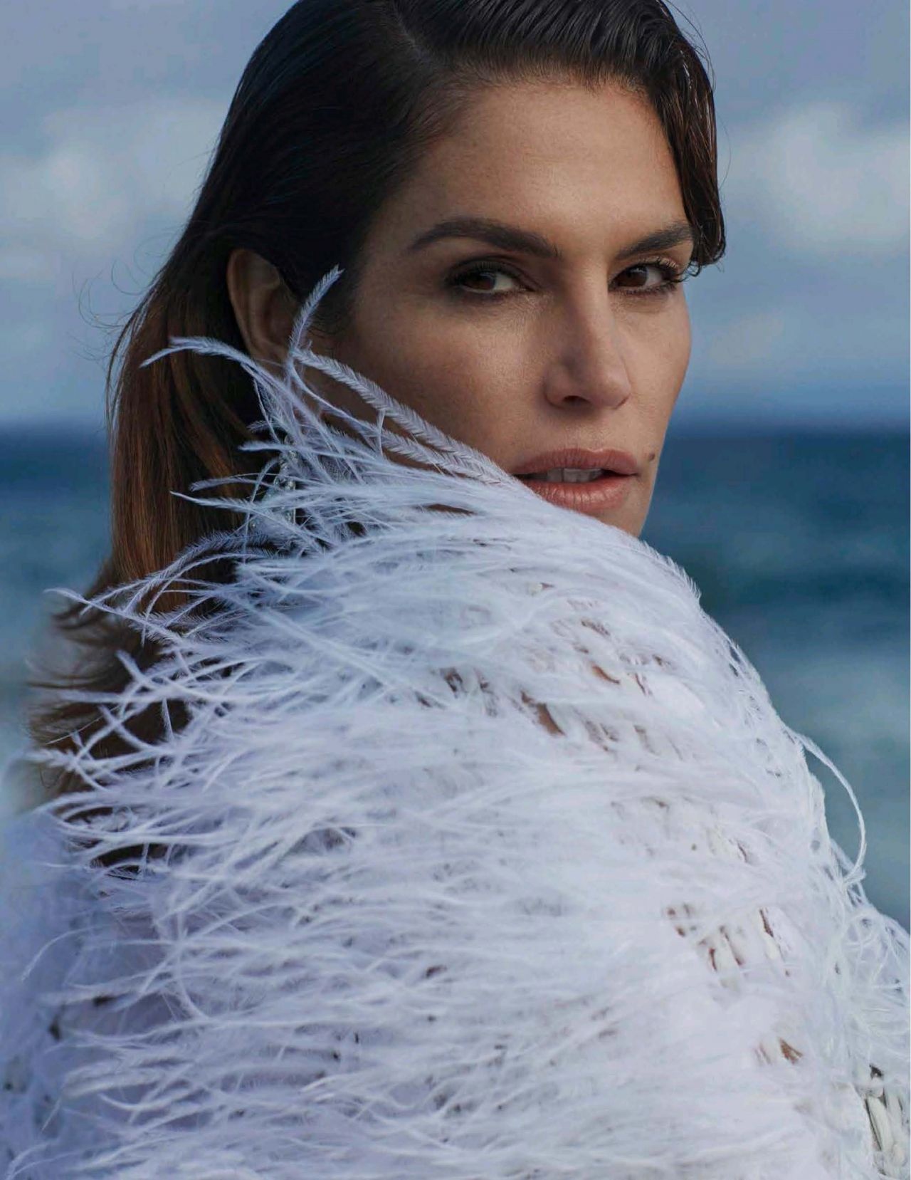 thBBftvTw44 - Синди Кроуфорд (Cindy Crawford) в фотосессии для журнала Vogue Espana (2018)