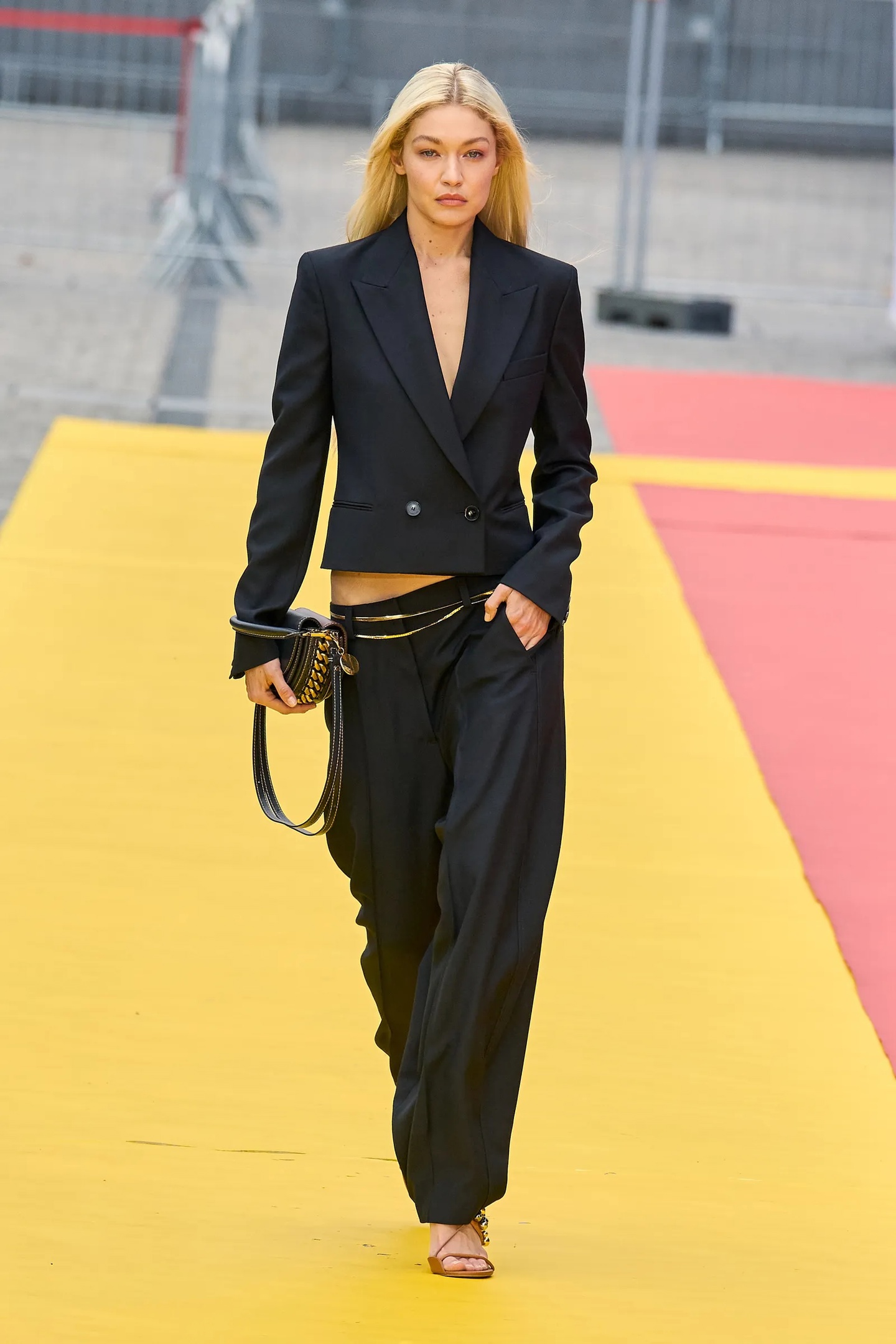 zjoHVwB2LMM - Коллекция Stella McCartney Ready-To-Wear Весна-Лето 2023