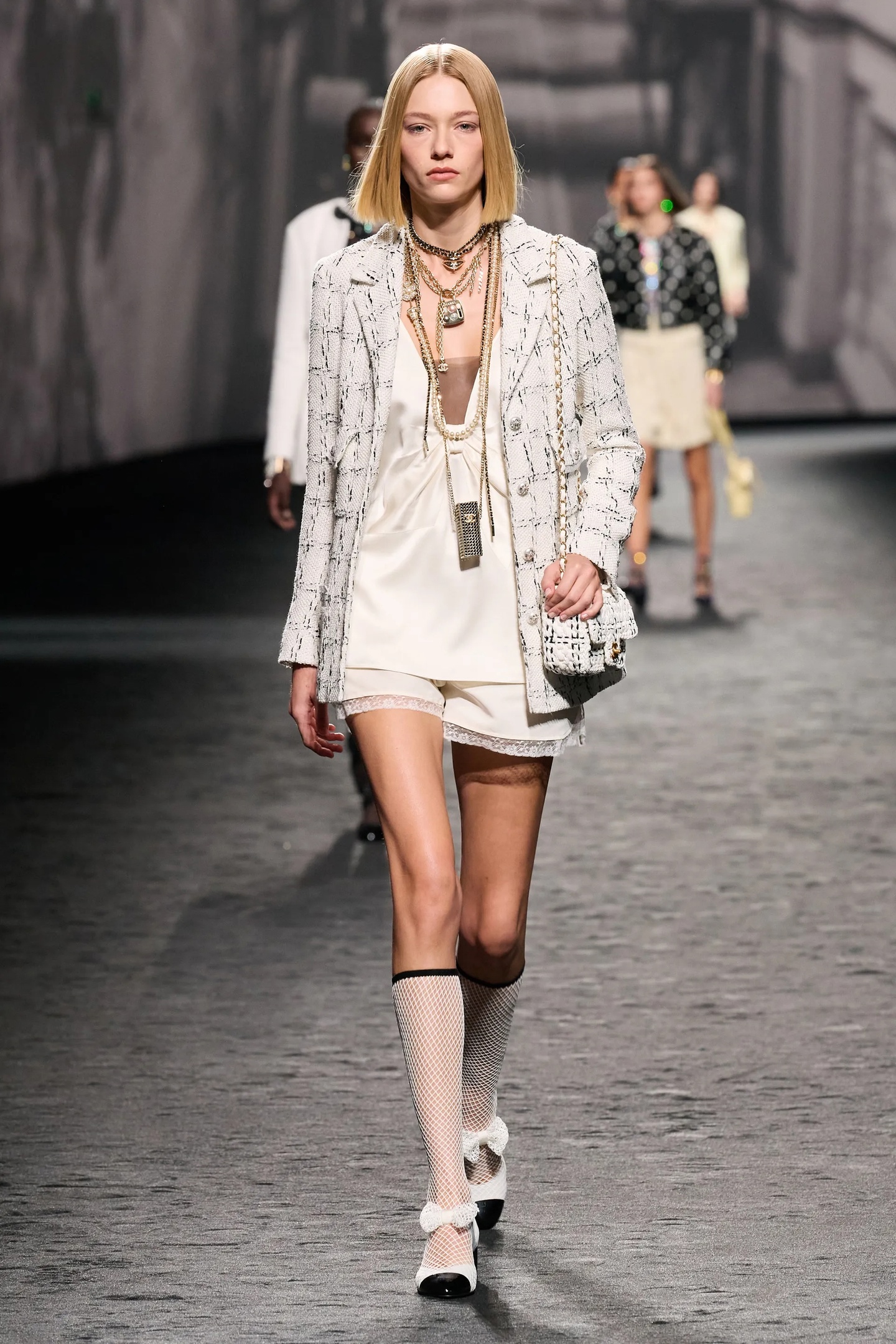 KrCLtNOQRvs - Коллекция Chanel Ready-To-Wear Весна-Лето 2023