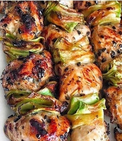 d6FXFIfwZaU - Шашлычки из куриной грудки с кабачком