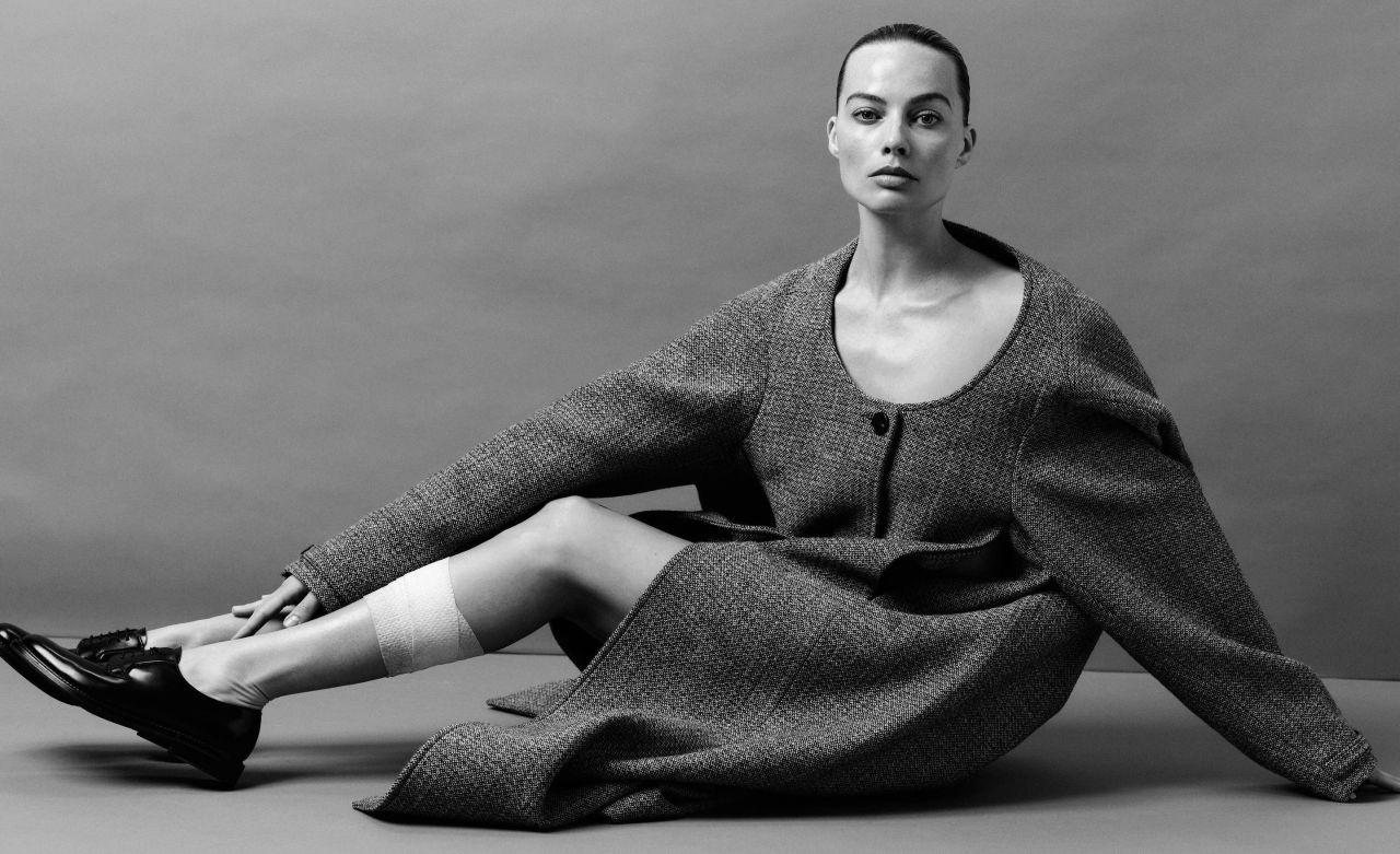 GNjOE9D9stw - Марго Робби (Margot Robbie) в фотосессии для M Le Magazine du Monde (2023)