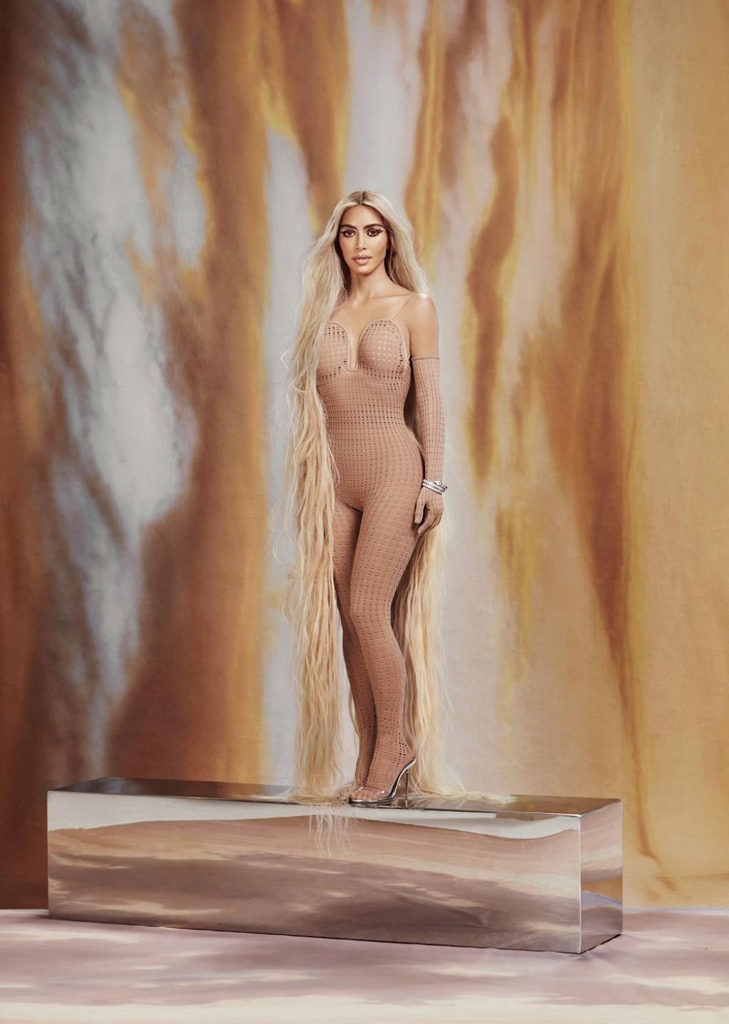 y rL1unSVGw - Ким Кардашьян (Kim Kardashian) в фотосессии для журнала Allure (2022)
